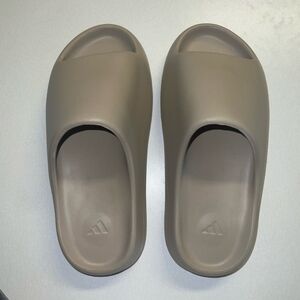adidas gazelle silver green womens adidas Yeezy Slide Onyx (Kids) – Sole System main image 1